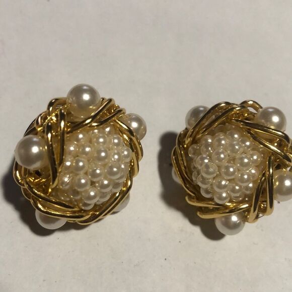 Vintage Gold Tone Faux Pearl‎ Clip On Earrings - Picture 2 of 6